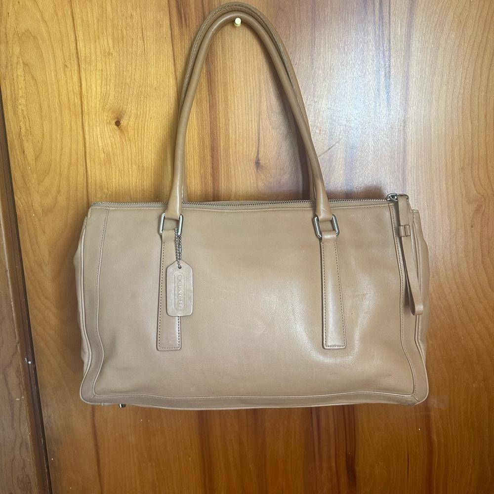 EARLY 2000’s Coach Beige Leather Shoulder Bag